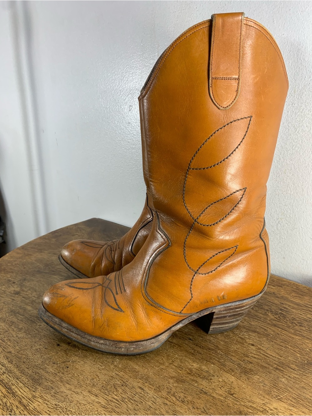 Vintage 70s Tan Leather Western Cowboy Boots – Pointed Toe – Stitched Floral
